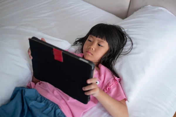 Kid Watching Tablet Child Addicted Cartoo — Stock Photo, Image