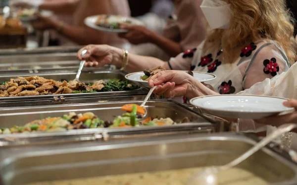 Yemeği kepçelemek, yemek servisi, yemek zamanı.