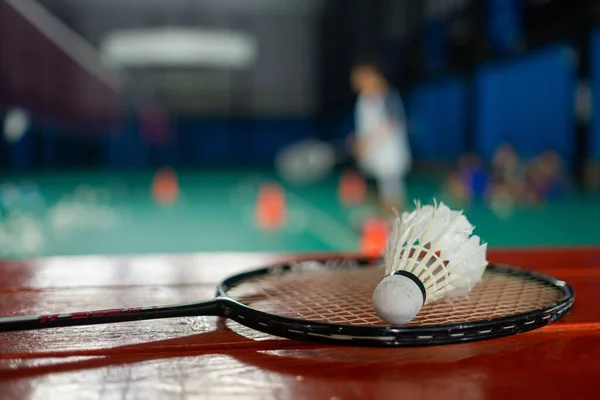 Badminton Shuttlecock Raquete Com Jogador Borrão Backgroun — Fotografia de Stock