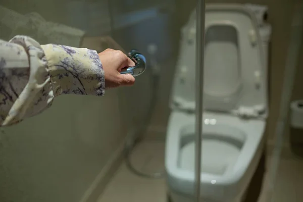 浴室のドアを開けてトイレに行って — ストック写真