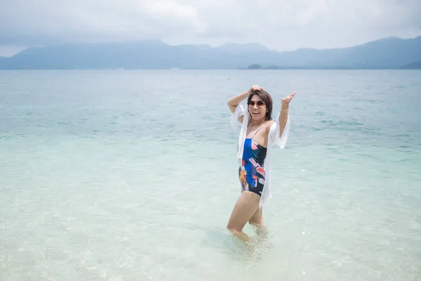 Ritratto Ragazza Bikini Con Sfondo Mare Donna Asiatica Beauty Concep — Foto Stock
