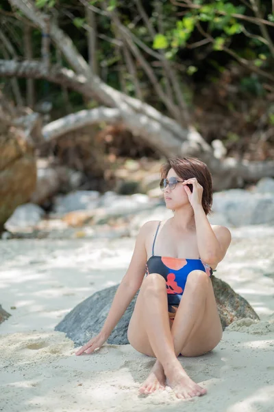 Ritratto Ragazza Bikini Con Sfondo Mare Donna Asiatica Beauty Concep — Foto Stock
