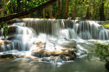 Kanchanaburi, Tayland 'da Huai Mae Khamin şelalesi, çok güzel bir su falı.