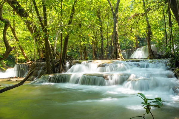 Kanchanaburi, Tayland 'da Huai Mae Khamin şelalesi, çok güzel bir su falı.