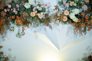 düğün çiçeği süslemesi seçici odak, beyaz akımın yumuşak odağı