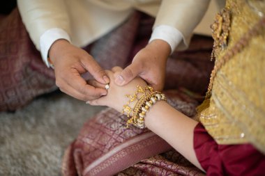 Yüzük tak, alyans tak, aşk çifti