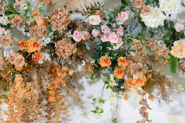 düğün çiçeği süslemesi seçici odak, beyaz akımın yumuşak odağı