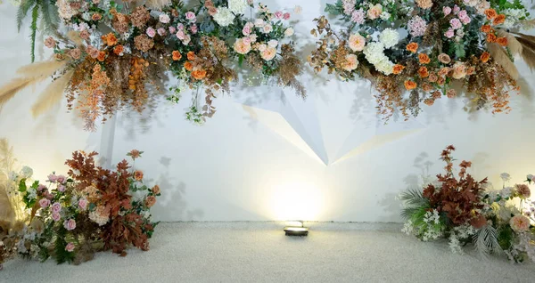 düğün arkaplanı, düğün çiçeği süslemesi, gül duvarı, renkli arka plan, taze gül, bir demet çiçek.