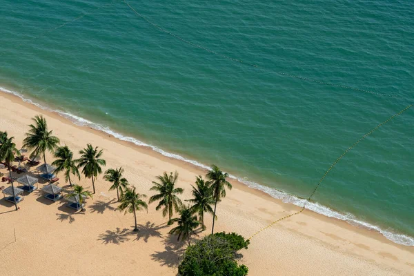 Plaj ve deniz, tatil ve tatil, palmiyeli güzel tropikal plaj, mavi gökyüzü beyaz bulutlar