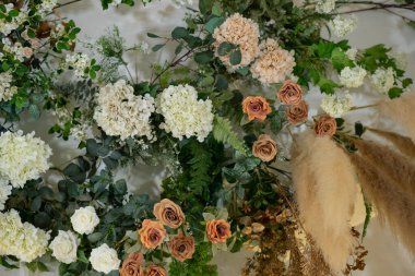 düğün arkaplanı, düğün çiçeği süslemesi, gül duvarı, renkli arka plan, taze gül, bir demet çiçek.