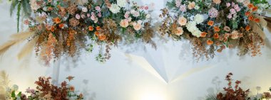 düğün arkaplanı, düğün çiçeği süslemesi, gül duvarı, renkli arka plan, taze gül, bir demet çiçek.