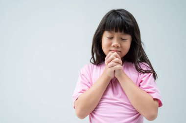 Çocuk dua ediyor, elleri bağlı dua ediyor.