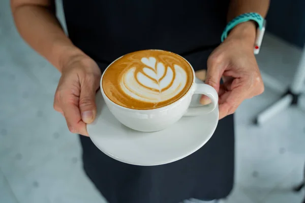 Hot Latte Art Coffee Hand Table Relax Time — Zdjęcie stockowe