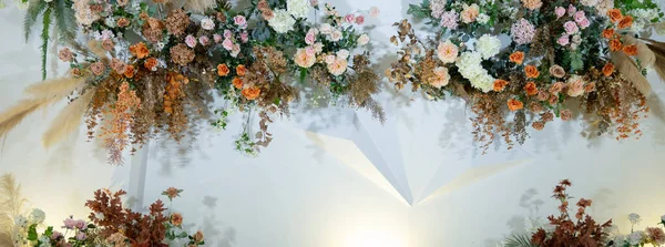 düğün arkaplanı, düğün çiçeği süslemesi, gül duvarı, renkli arka plan, taze gül, bir demet çiçek.