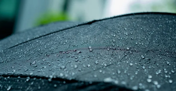 Şemsiye yerde, yağmurlu da