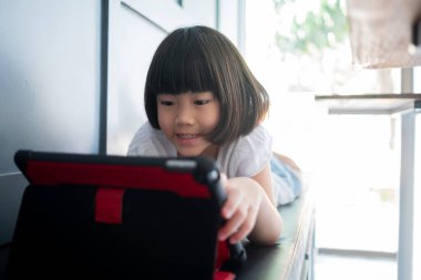 çocuk tablet izliyor, çocuk bağımlısı araba da