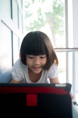 çocuk tablet izliyor, çocuk bağımlısı araba da