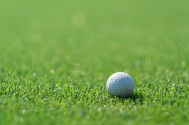 Golf topları arka planı bulanık suni çimlerde.