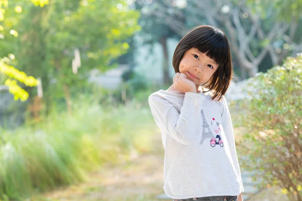 Portre Asyalı çocuk, çocuk eğlen ve mutlu ol, küçük kız.