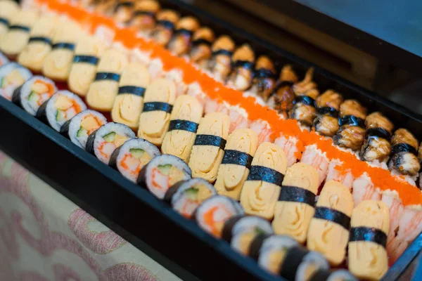 Involtino Sushi Involtino Salmone Cibo Giapponese Cibo Fresco Crudo — Foto Stock