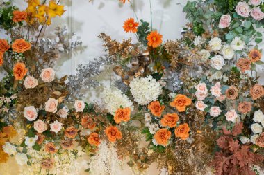 düğün arkaplanı, düğün çiçeği süslemesi, gül duvarı, renkli arka plan, taze gül, bir demet çiçek.