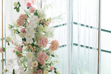 düğün arkaplanı, düğün çiçeği süslemesi, gül duvarı, renkli arka plan, taze gül, bir demet çiçek.