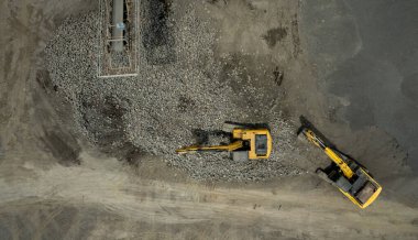 Kazıcı kaya ve sanayi topluyor.