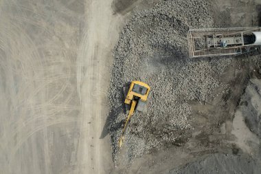 Kazıcının kaya kepçeleme görüntüsü