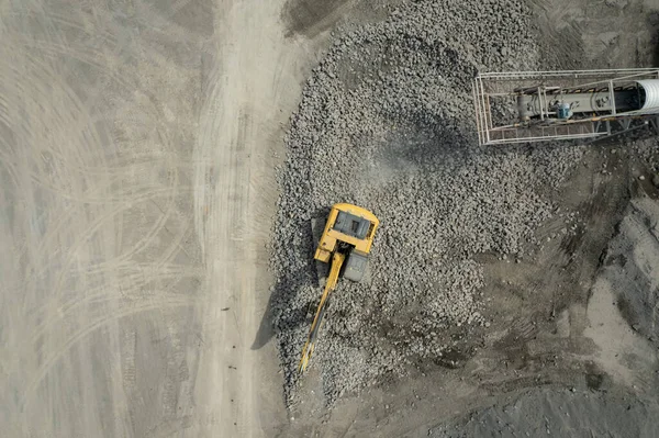 Kazıcının kaya kepçeleme görüntüsü