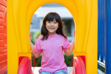 Slayt çalan Asyalı kızlar, homurdanır