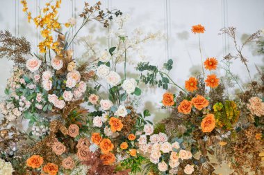 düğün arkaplanı, düğün çiçeği süslemesi, gül duvarı, renkli arka plan, taze gül, bir demet çiçek.