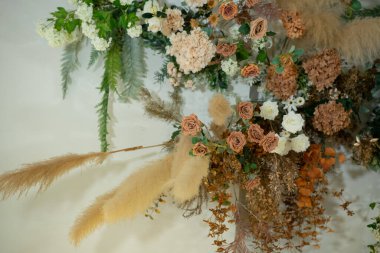 düğün arkaplanı, düğün çiçeği süslemesi, gül duvarı, renkli arka plan, taze gül, bir demet çiçek.