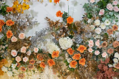 düğün arkaplanı, düğün çiçeği süslemesi, gül duvarı, renkli arka plan, taze gül, bir demet çiçek.