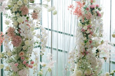 düğün arkaplanı, düğün çiçeği süslemesi, gül duvarı, renkli arka plan, taze gül, bir demet çiçek.