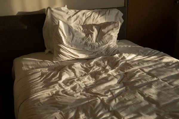 Beyaz Yatak Arka Planı Uykudan Sonra Kirli — Stok fotoğraf