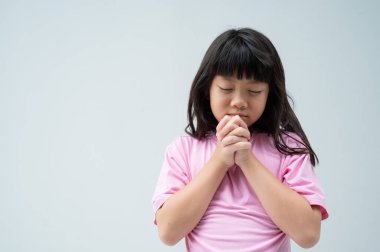 Çocuk dua ediyor, elleri bağlı dua ediyor.