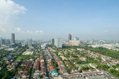 İHA 'nın çektiği arabalı bir evin çatısı, Roa' nın üst görüntüsü.