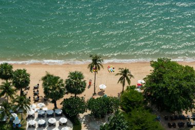 Plaj ve deniz, tatil ve tatil, palmiyeli güzel tropikal plaj, mavi gökyüzü beyaz bulutlar