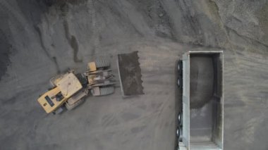 Kazıcının kayaları kepçelediği hava görüntüsü