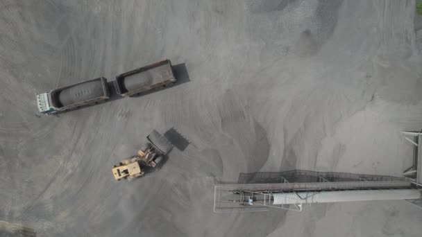 Εναέρια Άποψη Των Φορτωτών Άμμου Φτυαρίζουν Πέτρες Φορτηγά Χωματερή — Αρχείο Βίντεο