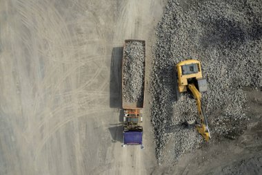 Kazıcının kaya kepçeleme görüntüsü