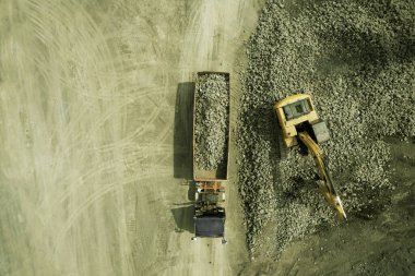 Kazıcının kaya kepçeleme görüntüsü