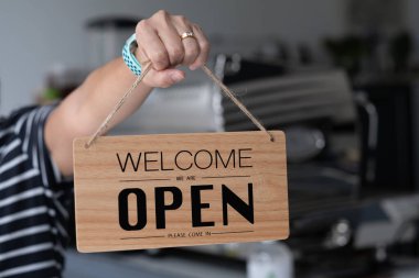 Sırt grubuyla etiketi açık tutan kadın