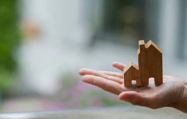Klein Huis Model Bij Hand Met Bokeh Achtergrond Miniatuur Hous — Stockfoto