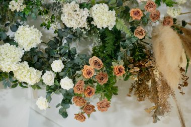 düğün arkaplanı, düğün çiçeği süslemesi, gül duvarı, renkli arka plan, taze gül, bir demet çiçek.