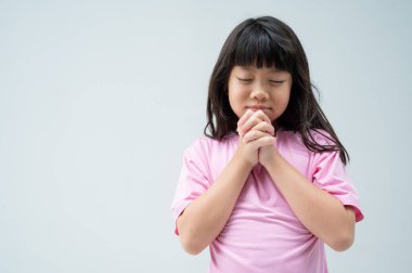 Çocuk dua ediyor, elleri bağlı dua ediyor.