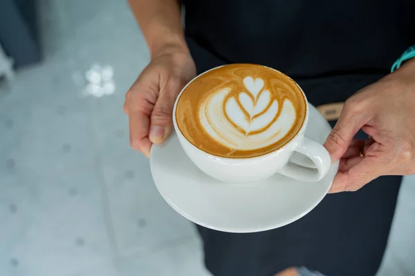 Hot Latte Art Coffee Hand Table Relax Time — Zdjęcie stockowe