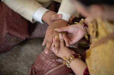 Yüzük tak, alyans tak, aşk çifti