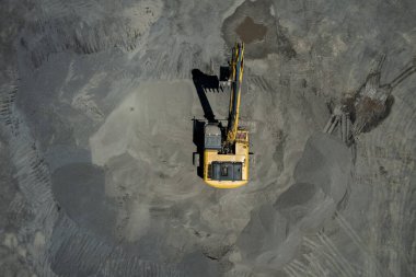 Kum yükleyicilerinin hava manzarası çöp kamyonuna taş atıyor.