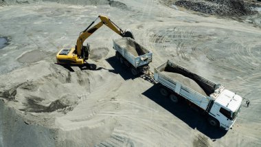 Kazıcının kaya kepçelemesi, taş yapısı